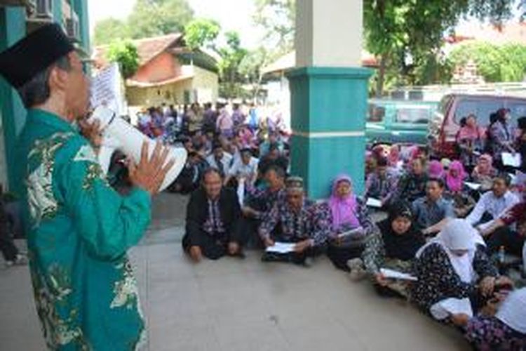 Guru Agama Islam berdemonstrasi di depan Kantor Kementerian Agama, Kendal, Jawa Tengah.