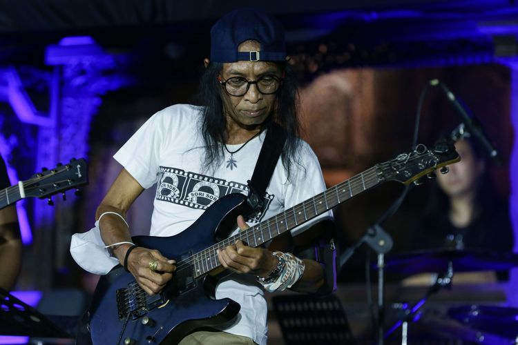Gitaris Toto Tewel tampil dalam acara Gitaris untuk Negeri: Donasi Gempa Cianjur di Bentara Budaya Jakarta, Rabu (7/12/2022). Sebanyak 59 musisi menyajikan musik kolaborasi di atas panggung konser amal untuk korban gempa Cianjur secara sukarela.