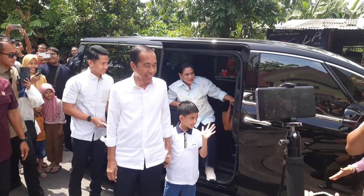 Jokowi dan Iriana Kompak Pakai Busana Putih Saat Nyoblos Pilkada 2024