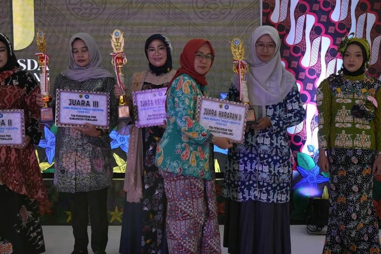 Ketua TP PKK Noor Faizah Maenofie menyerahkan hadiah berupa penghargaan dan piala kepada  kepada para juara Lomba Rancang Busana Batik dan Lomba Membatik dalam acara PDF Fest di pendopo kabupaten setempat, Rabu (15/10/2025).