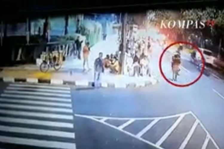 Aksi penusukan terjadi di sebuah halte kawasan Palmerah tepatnya di Jalan Tentara Pelajar Raya, Gelora, Tanah Abang, Jakarta Pusat pada Sabtu (7/11/2020) malam. Peristiwa penusukan terekam kamera CCTV.