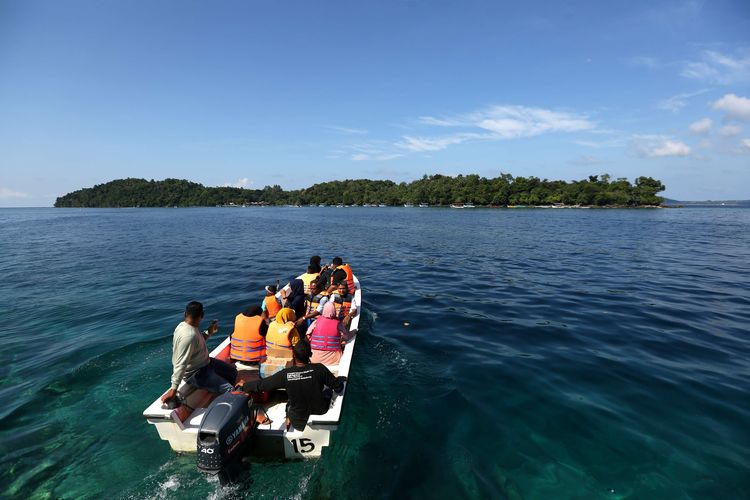 Wisatawan menaiki perahu untuk menuju ke Pulau Rubiah di Iboih, Sabang, Aceh, Sabtu (12/3/2022). Pulau Rubiah yang memiliki luas sekitar 2.600 hektare itu terkenal dengan pemandangan alam bawah lautnya sehingga menjadi salah satu lokasi wisata yang ramai dikunjungi wisatawan.