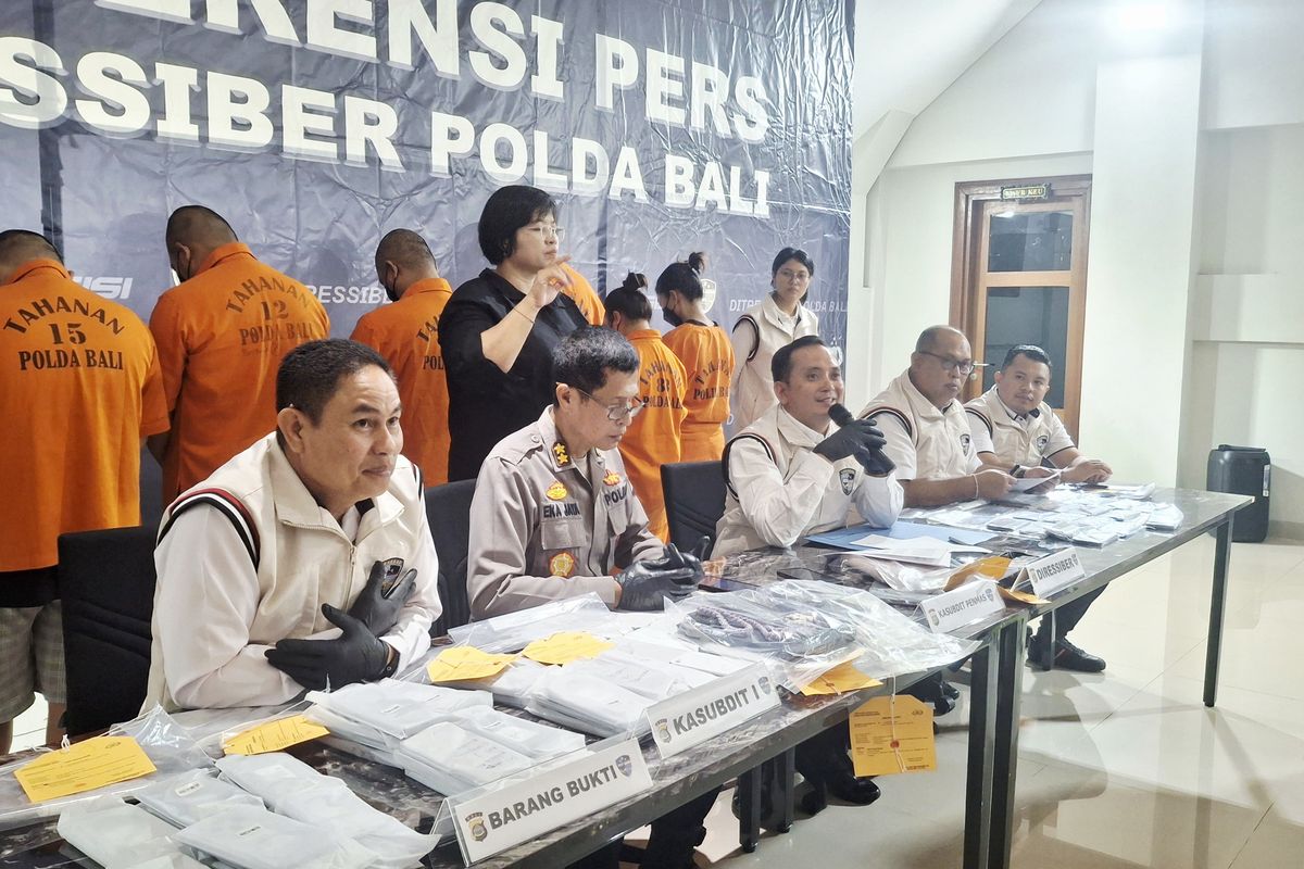 Direktur Reserse Siber Polda Bali  Kombes Pol. Ranefli Dian Candra, saat memimpin konferensi pers pengungkapan kasus penyalahgunaan data pribadi di Gedung Dirressiber Polda Bali, Rabu (9/7/2025).