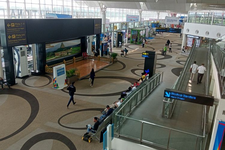 Suasana di Bandara Internasional Kualanamu, Deli Serdang. Peningkatan jumlah penumpang mulai terasa sejak hari Minggu (16/4/2023).