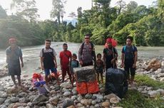 Distribusi Logistik Pilkada ke Pedalaman Pulau Seram, Naik Turun Gunung hingga Terjang Banjir