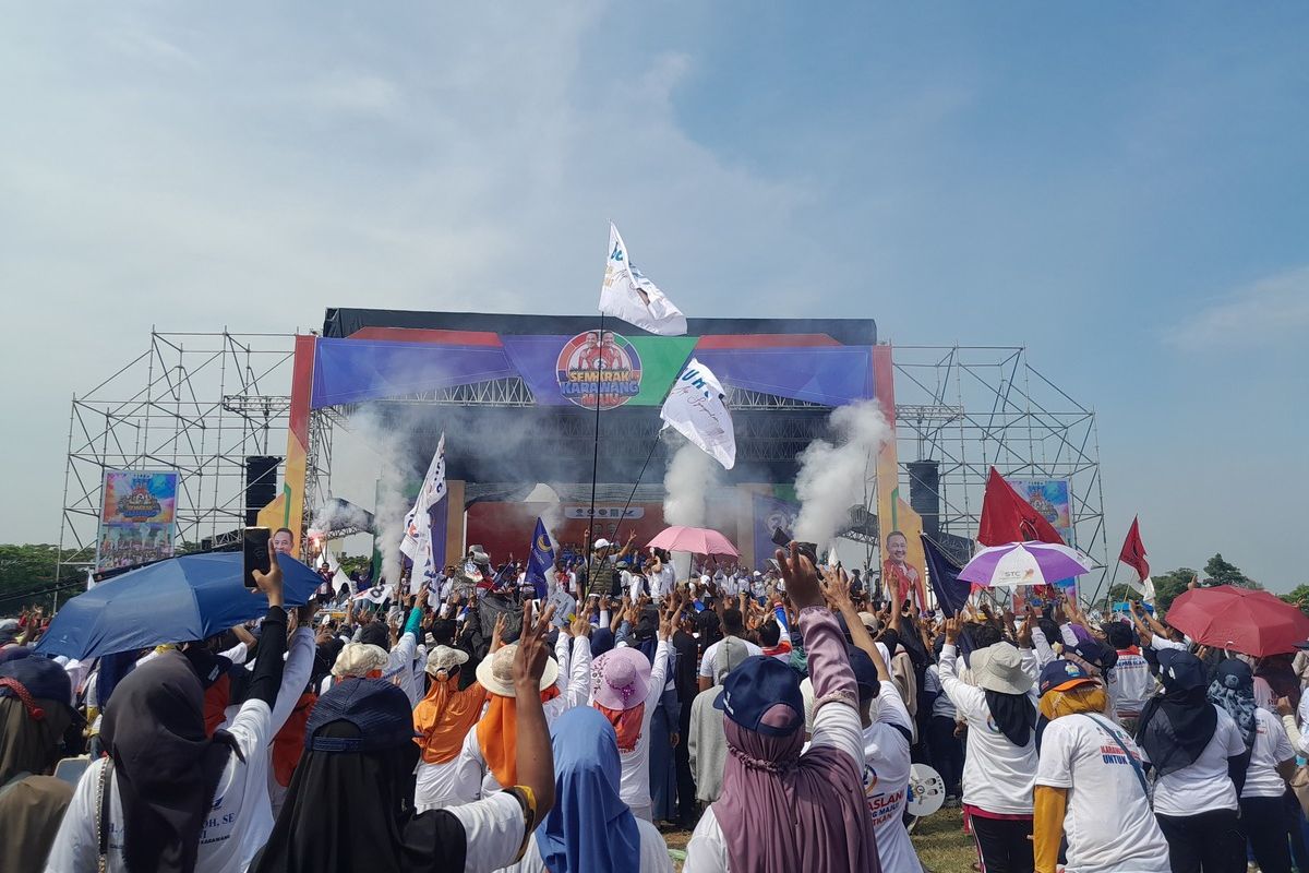 Kampanye akbar paslon bupati dan wakil bupati Karawang nomor urut dua Aep - Syaepuloh di Lapangan Al Azhar, Galuh Mas, Karawang, Jabar, Sabtu (23/11/2024