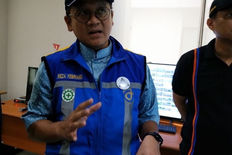 Regional Jabodetabek-Jabar Division Head PT Jasa Marga (Persero) Tbk, Reza Febriano, di Posko Pemantauan Arus Mudik-Balik Natal-Tahun Baru 2019-2020, Jakarta Timur, Sabtu (28/12/2019).  