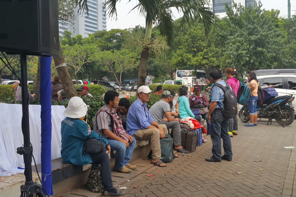 Para calo yang hendak menawarkan jasa penukaran uang tunai di Lapangan IRTI Monas, Jakarta Pusat, Senin (5/6/2017).