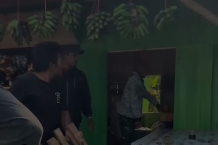 Aksi sekelompok orang yang mengadang rombongan bus seni wayang golek Putra Giri Harja 3 asal Kabupaten Bandung, terjadi di kawasan Naringgul perbatasan Kabupaten Bandung dan Kabupaten Cianjur pada Kamis (6/6/2024)