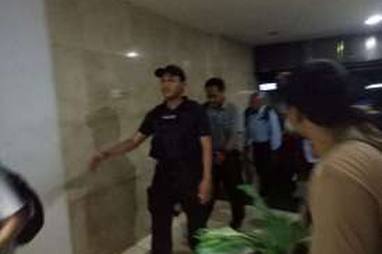 Polisi membawa enam orang terkait operasi tangkap tangan pungutan liar di Kementerian Perhubungan ke Direktorat Reserse Kriminal Umum Polda Metro Jaya, Selasa (11/10/2016).