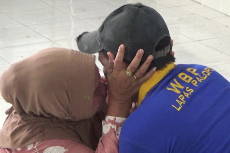 Momen mengharukan antara napi dan pembesuk atau keluarga. Mereka tak kuasa menahan tangis saat bertemu dan berpelukan dengan keluarga di ruang kunjungan Lapas kelas IIA Kota Palopo, Sulawesi Selatan, Jumat (12/4/2024).