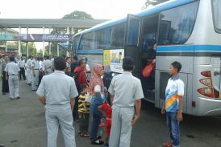 Bus pengangkut penumpang mudik Jasa Raharja tiba di Terminal Rajabasa Bandarlampung
