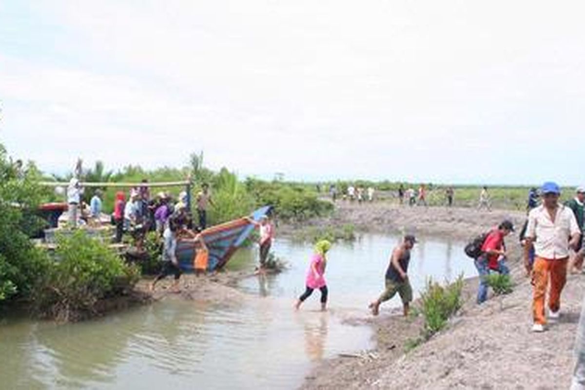 Setelah menjebol tanggul pembatas kebun sawit dengan hutan bakau yang tersisa, para nelayan dari enam desa di  tiga kecamatan di Kabupaten Langkat, Sumatera Utara, Rabu (9/11/2011) kemarin,  mengancam akan menanami kebun sawit itu dengan mangrove.