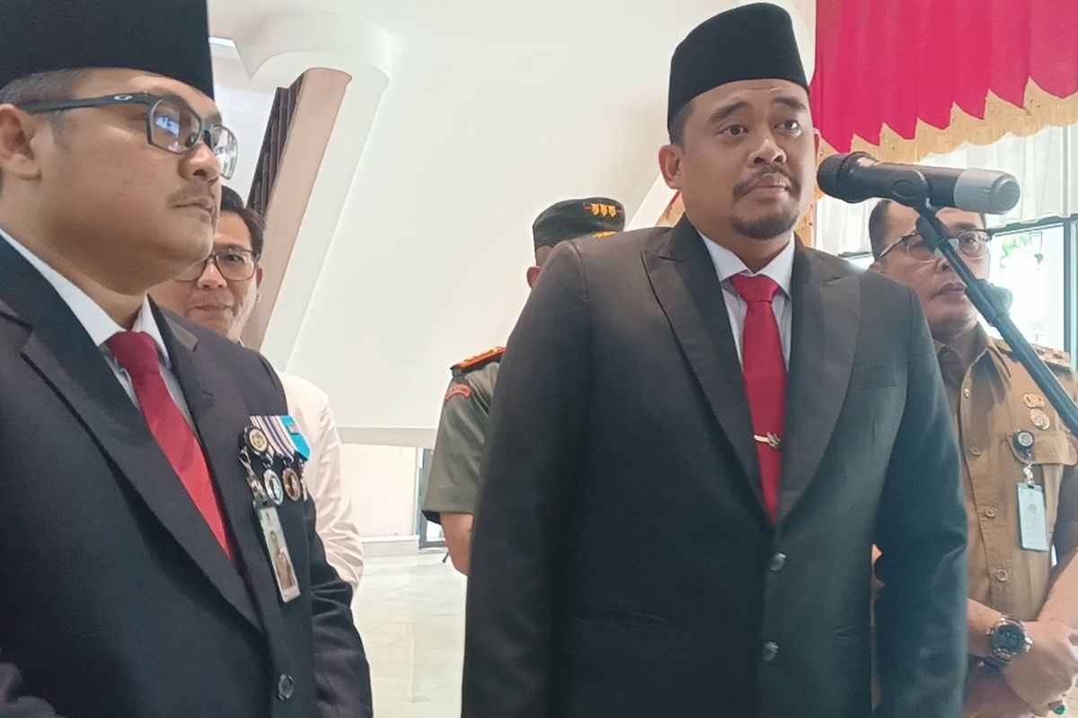 Walikota Medan, Bobby Nasution saat memberikan keterangan pers usai melantik Kadis SDABMBK menjadi Penjabat Sekda Medan, Topan Ginting (kiri) di Kantor Wali Kota Medan, Senin (13/5/2024)