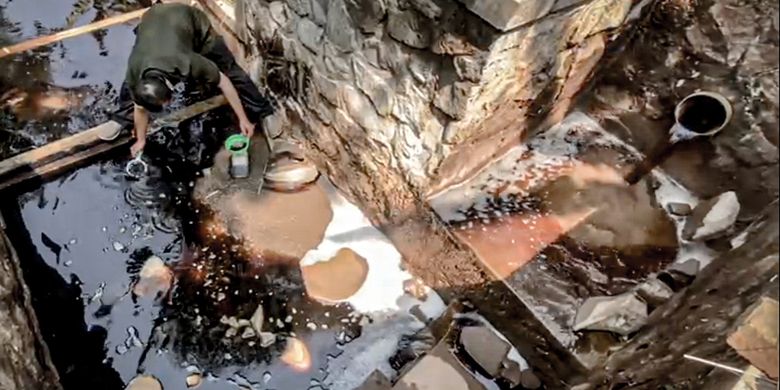 Aktivis lingkungan yang tergabung dalam Tim Masyarakat Peduli TPA Sarimukti melakukan pengambilan sampel air lindi di outfall IPAL TPA Sarimukti, Minggu (30/7/2023).