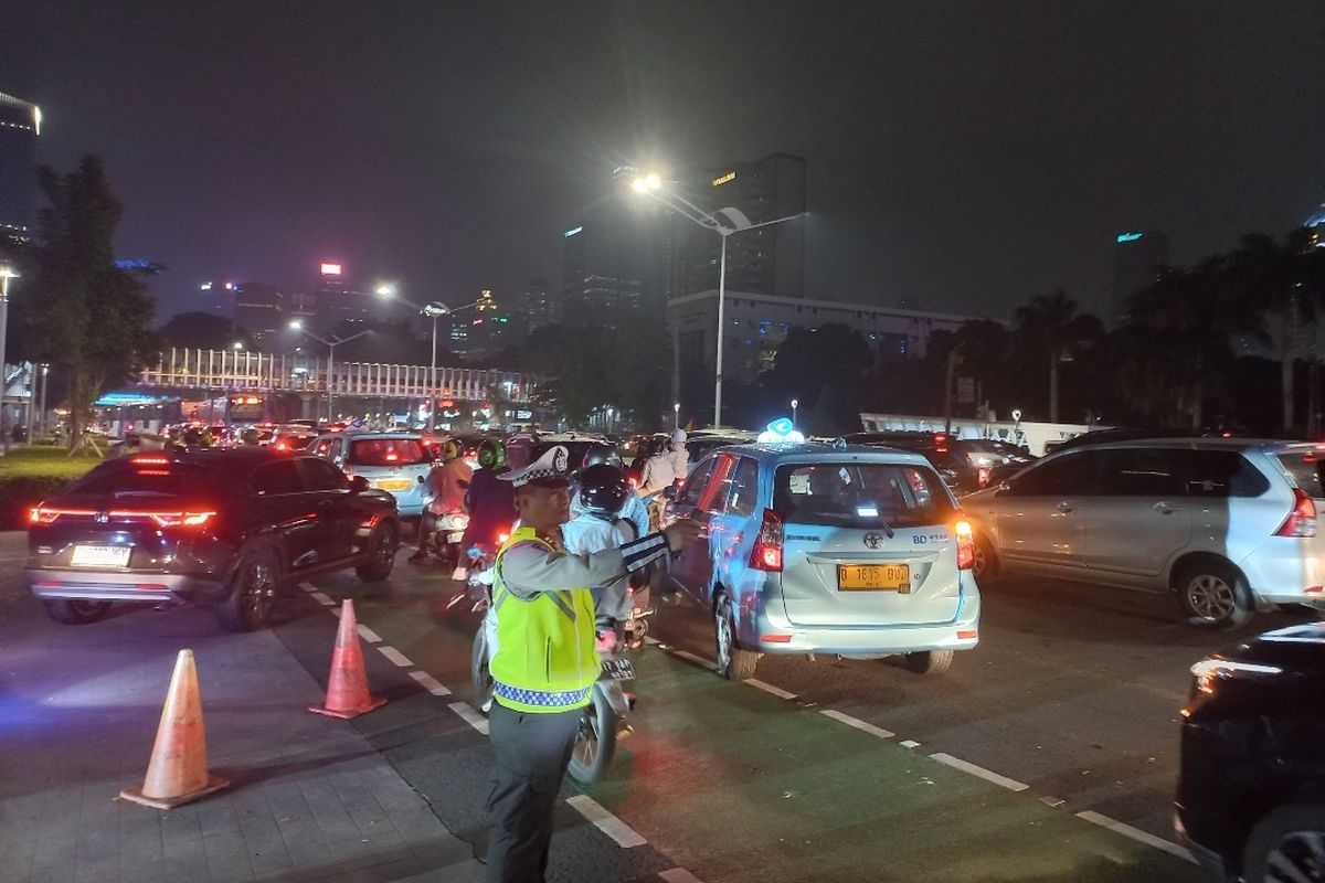 Kemacetan terjadi di kawasan Stadion Gelora Bung Karno (GBK), Jakarta Pusat, Sabtu (9/12/2023) malam. Kemacetan itu terjadi sesaat adanya kegiatan perayaan natal Gereja Tiberias danpanggung rakyat Konser Bongkaaar yang digelar secara bersamaan di Kompleks GBK.