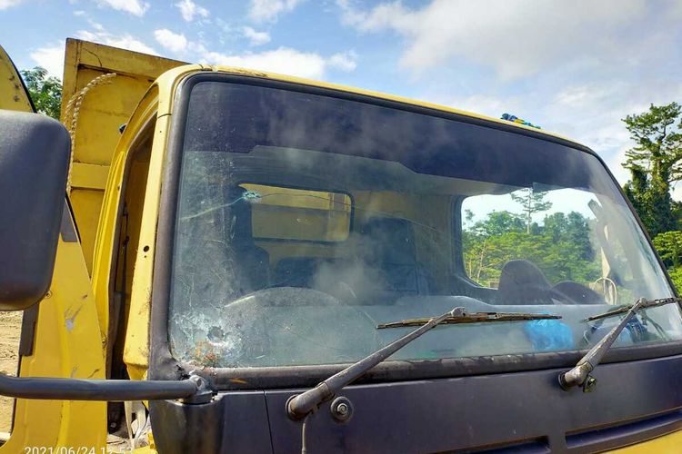 Kondisi truk yang dipakai pekerja jembatan di Kabupaten Yahukimo. Tampak lubang di bagian kaca depan truk akibat tembakan yang dilepas KKB Tendius Gwijangge, Papua, Kamis (24/6/2021)
