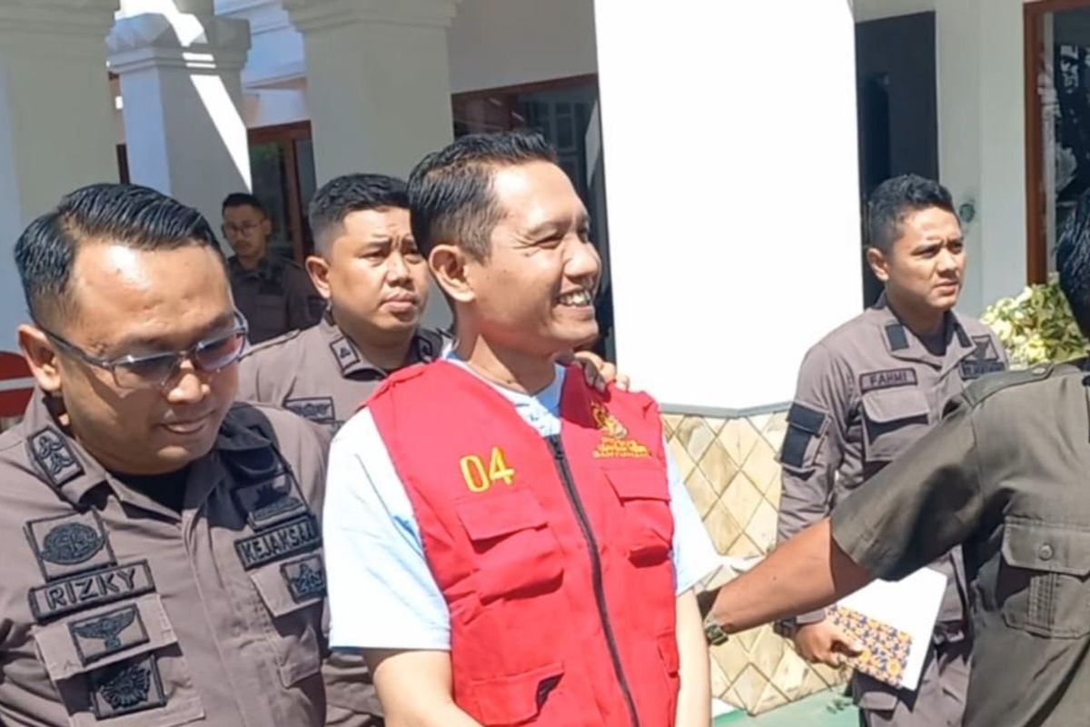 Anton Sujarwo, Kades di Banyuwangi yang korupsi DD dan ADD saat digiring Kejari ke mobil tahanan, Kamis (24/4/2025) 