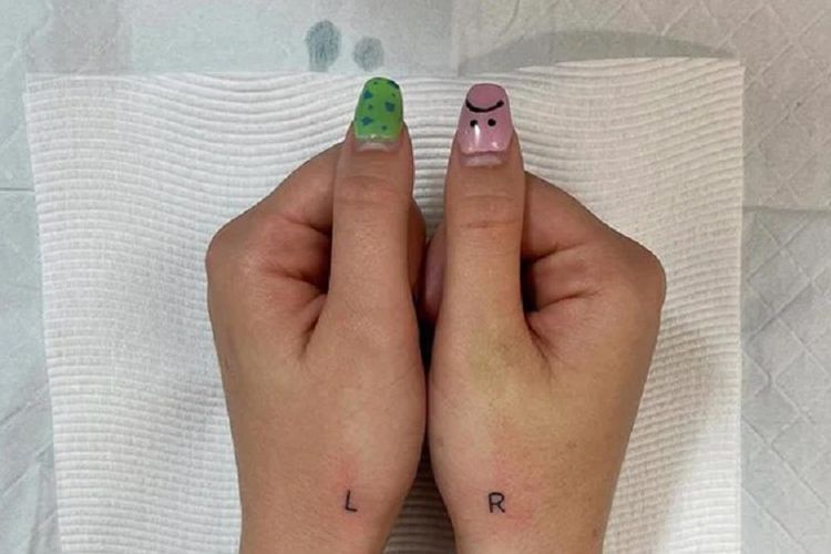 Seniman tato Lauren Winzer dari Hunter and Fox Tattoo menunjukkan tato dengan huruf R (Right/Kanan) dan L (Left/Kiri) di tangan gadis bernama D'Kodia Laine. Tato itu dibuat setelah Laine mengaku tidak tahu di mana kanan dan kiri.