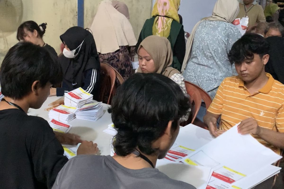 Sortir dan lipat surat suara Pemilu 2024 mulai dilakukan hari ini di Gudang KPUD Kota Bekasi yang berada di Alexindo, Bekasi Utara, Senin (8/1/2024).