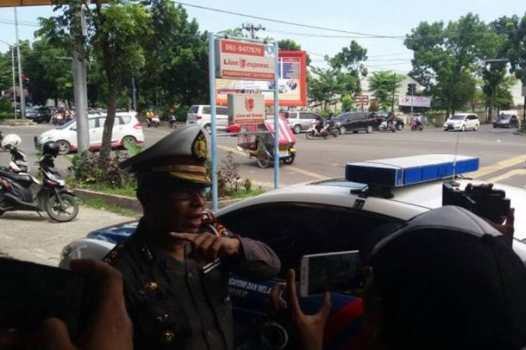 Kasatlantas Polrestabes Medan, AKBP Indra Warman saat diwawancara wartawan terkait kecelakaan di persimpangan Jalan Amal yang menewaskan tiga orang, Minggu (28/5/2017).