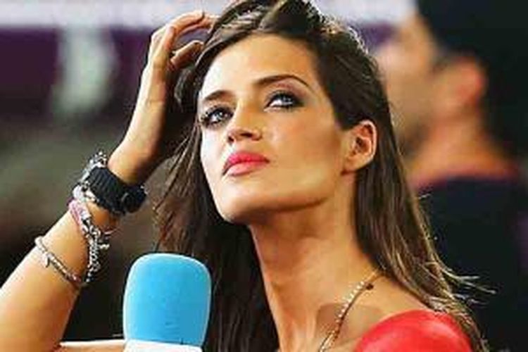 Istri kapten dan penjaga gawang Spanyol Iker Casillas, Sara Carbonero, adalah reportere televisi untuk Mediaset.