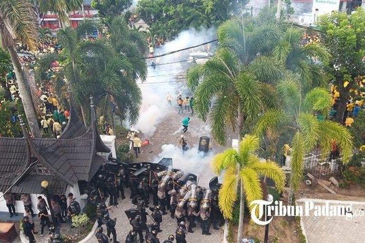 Demo di Kantor DPRD Sumbar pecah, polisi tembakkan gas air mata, Senin (11/4/2022).

