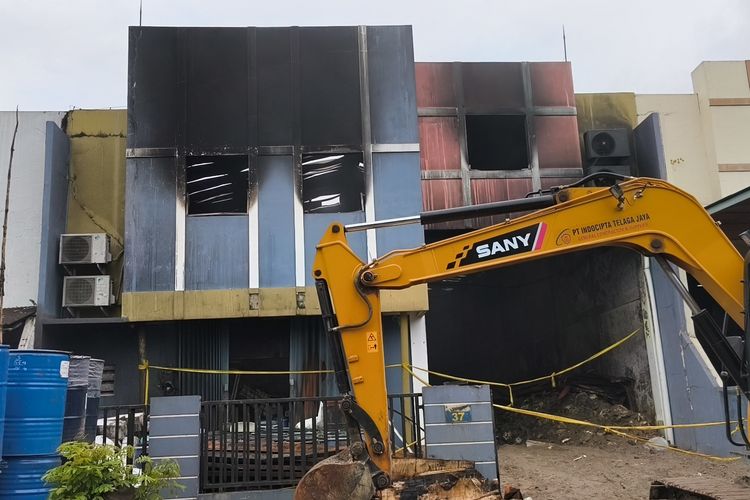 Penampakan gudang pestisida di Taman Tekno, Serpong, Tangsel, pascakebakaran, Jumat (13/2/2026). DLH Banten targetkan pembersihan pestisida di Sungai Cisadane dalam dua minggu. Pakar menilai ekosistem butuh waktu tahunan untuk pulih.