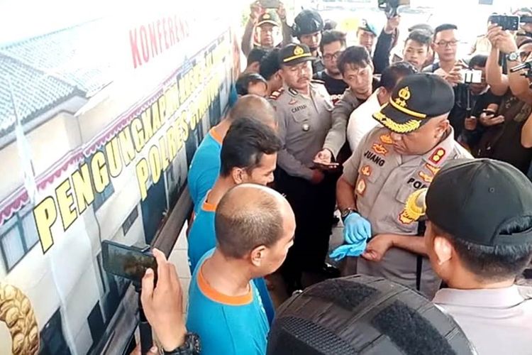 Kapolres Cianjur AKBP Juang Andi Priyanto tengah menanyai dua pelaku pembunuhan pria yang berprofesi sebagai debt collector yang mayatnya dibuang ke tebing jurang di wilayah Sukanagara, Cianjur, Jawa Barat, Senin (14/10/2019). 