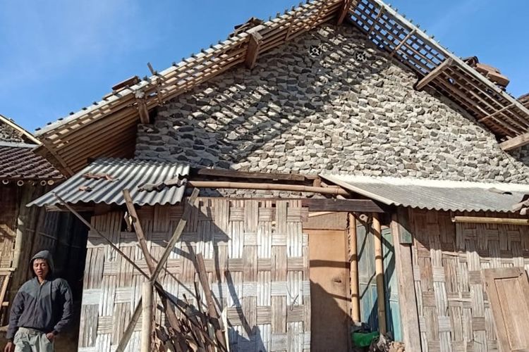 Rumah warga rusak ringan akibat diterjang angin puting beliung lereng Gunung Merapi di Boyolali, Jawa Tengah, Senin (21/10/2019).