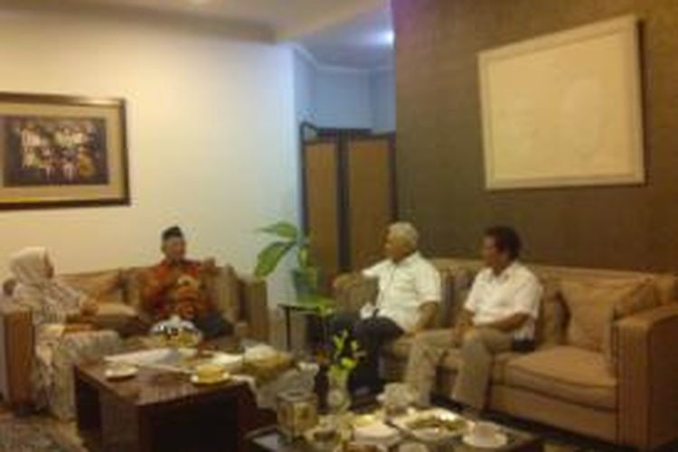 Bakal calon wakill presiden Hatta Rajasa menemui Salahuddin Wahid atau Gus Sholah di kediamannya, Jalan Bangka, Jakarta Selatan, Jumat (23/5/2014).