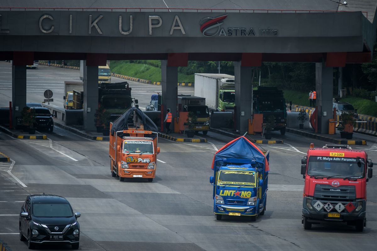 Sejumlah truk melaju di Jalan Tol Tangerang-Merak, Cikupa, Kabupaten Tangerang, Banten, Senin (24/3/2025). Polda Banten mulai memberlakukan pembatasan angkutan barang di Jalan Tol Tangerang-Merak dari 24 Maret 2025 pukul 00.00 WIB hingga 8 april 2025 pukul 24.00 WIB untuk memberi ruang lebih bagi kendaraan pribadi dan angkutan penumpang selama arus mudik Idul Fitri 1446 Hijriah. 
