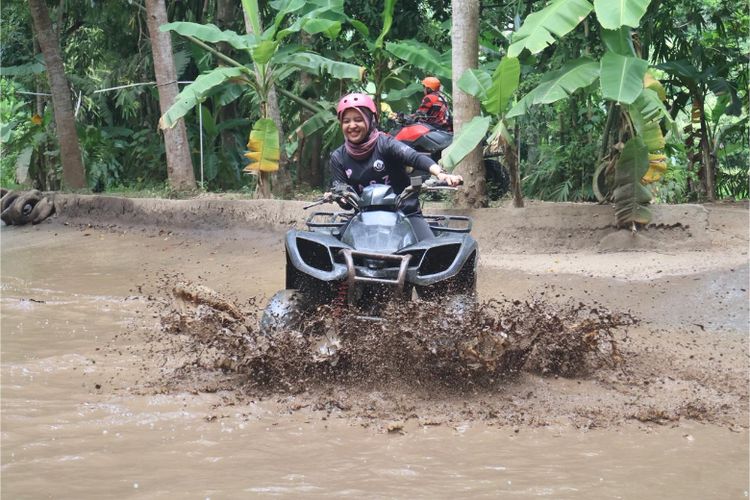 Jelajah Hutan, Terowongan Alami, hingga Air Terjun Bersama ATV Bali Quad Bike