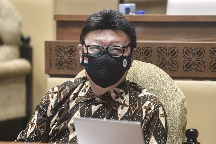 Menteri Pendayagunaan Aparatur Negara dan Reformasi Birokrasi (MenPAN-RB) Tjahjo Kumolo bersiap mengikuti rapat kerja bersama Komisi II DPR di Komplek Parlemen, Jakarta, Kamis (8/4/2021).