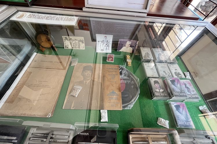 Koleksi barang antik milik pribadi peninggalan mantan presiden Soekarno di perpustakaan Medayu Agung milik Oei Hiem Hwie, Selasa (12/8/2025).
