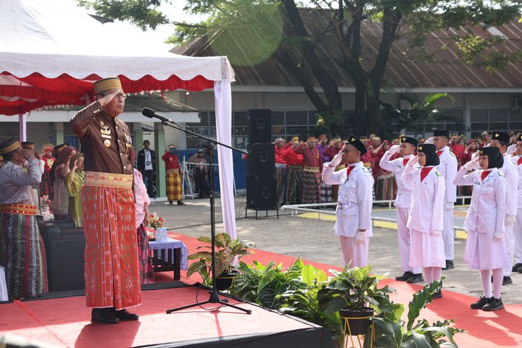 Wali Kota Makassar Mohammad Ramdhan Pomanto saat menjadi Pembina Upacara pada Peringatan Hari Pendidikan Nasional (Hardiknas) Tingkat Kota Makassar, di SMPN 13, Selasa, (2/5/2023).