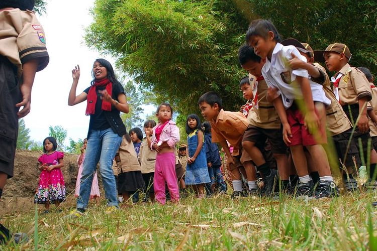 Sejumlah anak-anak Alusi Tao Toba mengikuti kegiatan Jambore Anak Berbagi Rasa (JAMBAR), di Sopo Belajar Janji Maria, di Desa Parbaba Dolok, Kecamatan Pangururan, Kabupaten Samosir, Sabtu (22/7/2017).