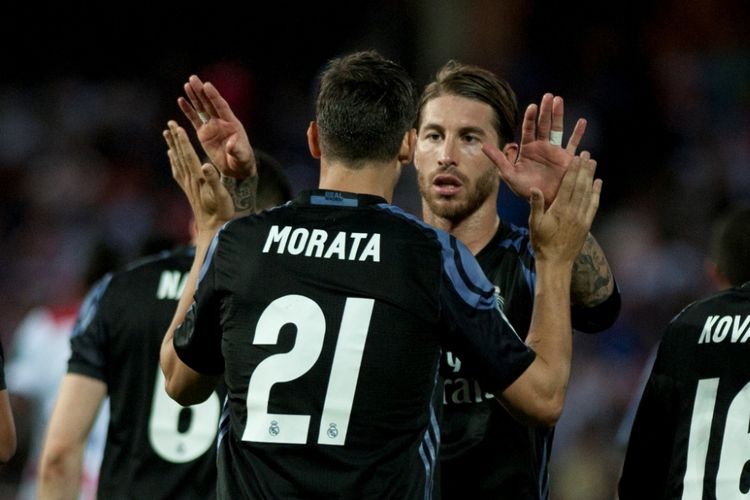 Alvaro Morata dan Sergio Ramos merayakan gol Real Madrid ke gawang Granada pada partai lanjutan La Liga di Stadion Nuevo Los Carmenes, 6 Mei 2017.