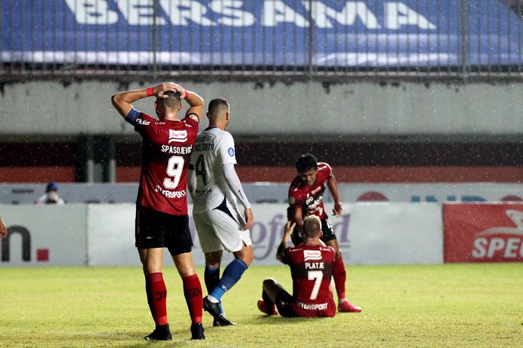 Pemain Bali United Ilija Spasojevic kecewa seusai gagal menjebol gawang PSIS Semarang pada pertandingan pekan 10 Liga 1 2021-2022 yang berakhir dengan skor 0-0 di Stadion Maguwoharjo Sleman, Minggu (31/10/2021) malam.