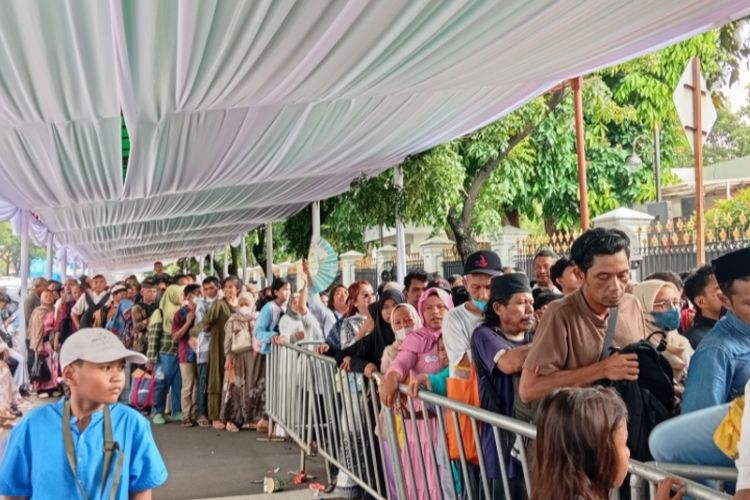 Antrean Halalbihalal di Istana Mengular hingga 60 Meter, Warga Datang Sejak Pagi
