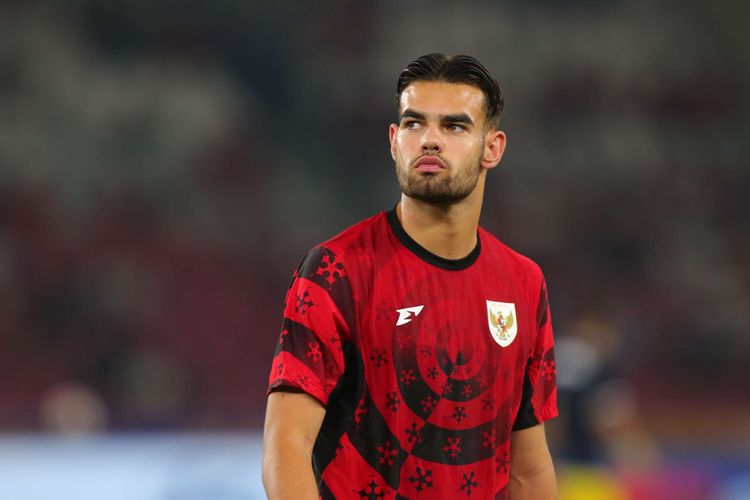 Pemain Timnas U23 Indonesia Jens Raven beraksi pada laga Indonesia vs Malaysia di Stadion Gelora Bung Karno di ajang ASEAN U23 Championship 2025 atau Piala AFF U23 2025 pada Senin (21/7/2025).