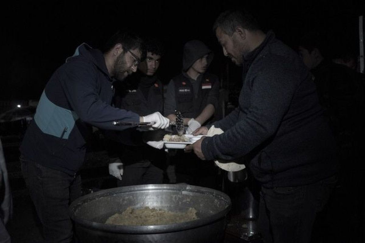 Dompet Dhuafa dan PT Perusahaan Listrik Negara (PLN) (Persero) Indonesia Power menyalurkan 350 porsi makanan siap santap bagi penyintas gempa di Gida Ith Ihr Nak Top, Distrik Antakya, Provinsi Hatay, Turkiye, Sabtu (25/02/2023).