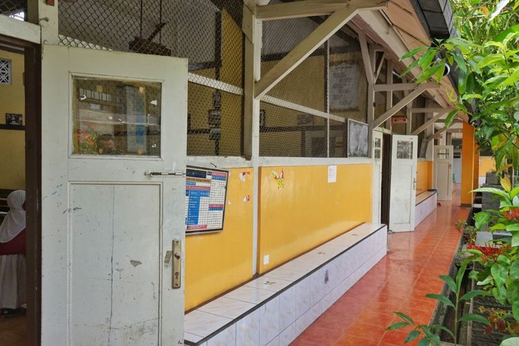 Suasana Sekolah Dewi Sartika di Bandung. Sekolah ini merupakan sekolah pertama perempuan di Bandung. 