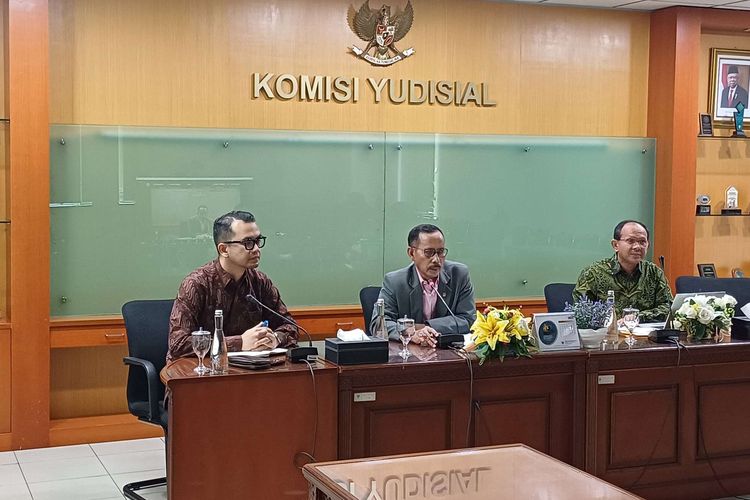 Ketua Badan Pengawas Hakim dan Investigasi KY Joko Sasmito (tengah) dan Juru Bicara KY Miko Ginting (kiri) saat konferensi pers di Gedung Komisi Yudisial, Jakarta Pusat, Jumat (3/11/2023).
