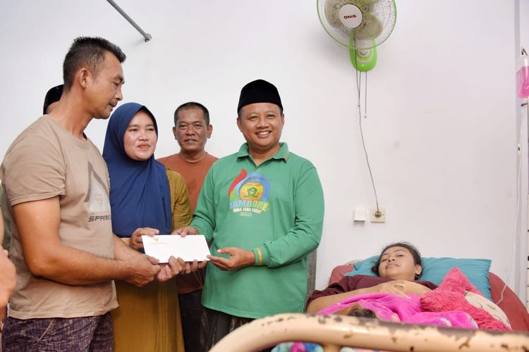 Wakil Gubernur (Wagub) Jawa Barat (Jabar) Uu Ruzhanul Ulum menjenguk NR, siswi Sekolah Menengah Kejuruan Negeri (SMKN) Rancah, yang menjadi korban penyerangan orang tak dikenal.