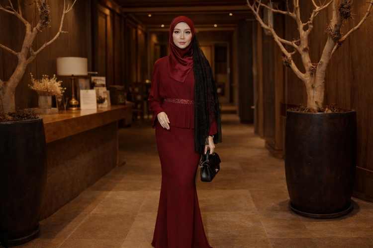 Baju Kurung dengan Belt yang Membentuk Siluet