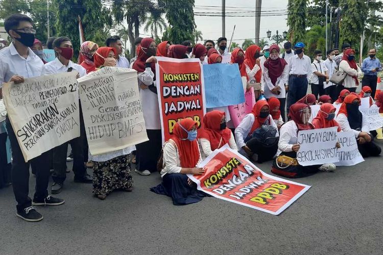 Ratusan guru SMA/SMK swasta di Sumbar demo ke kantor gubernur Sumbar pertanyakan sistem PPDB Sumbar, Rabu (29/7/2020)