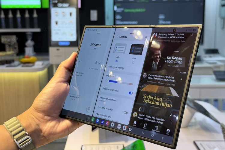 Tampilan layar utama Samsung Galaxy Trifold yang bisa membuka tiga aplikasi berbeda sekaligus di satu layar yang sama