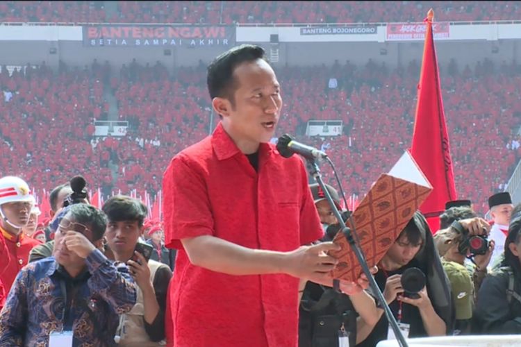 Komedian yang juga kader PDI Perjuangan Denny Cagur membacakan teks Pancasila dalam acara puncak peringatan Bulan Bung Karno di Stadion Utama Gelora Bung Karno (SUGBK), Jakarta, Sabtu (24/6/2023).