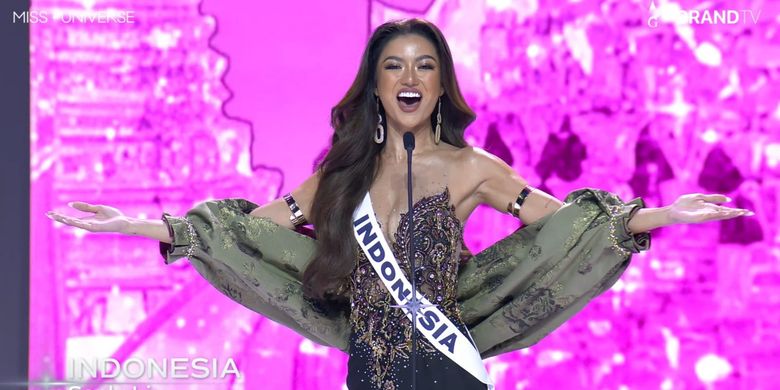 Miss Universe Indonesia Sanly Liu menggunakan kebaya kontemporer bermotif Garuda saat menghadiri The Universe Ceremony di Bangkok, Thailand, Rabu (5/11/2025).